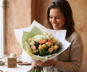 Zarter, pfirsichfarbener Frühlingsstrauß mit Tulpen, Rosen, Hortensien (14 Stiele)