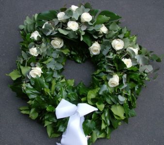 ivy wreath with white roses and eucalyptuses (65 m)