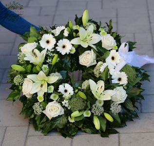 Ivy wreath with white and green flowers, 50 cm