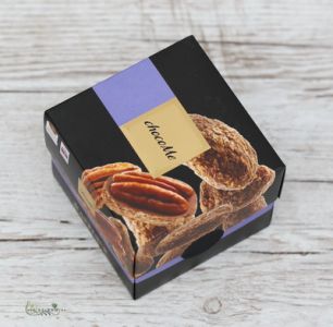 chocoMe Raffinnée Sós-vaníliaporos, karamellás tejcsokoládéval bevont pekándió (120g)