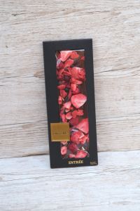 ChocoMe Milk chocolate, freeze-dried strawberry slices, freeze-dried blackcurrants, freeze-dried raspberries G104 110g