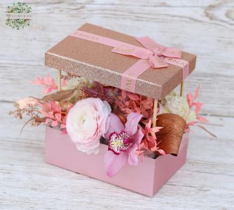 Funkelnder rosafarbener Blumenkasten mit Orchideen und Rosen