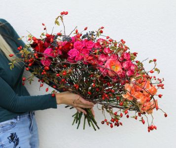 Fan bouquet with rosehips, spray roses, in color gradient