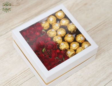 Rote Spray-Minirosen in Schachtel mit Ferrero-Pralinen