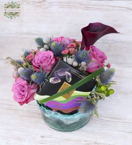 Kézzel készített üveg tál lila rózsákkal, apró virágokkal, csokival 