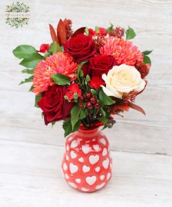 Szívecskés váza vidám romantikus rózsás csokorral (14 szál)