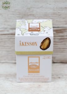 ChocoMe Atelier Akesson kakaóbabból készült étcsokoládéval bevont szivíliai mandula madagaszkári vadborssal fűszerezve 100g