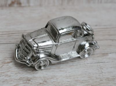 Silberfarbenes Auto