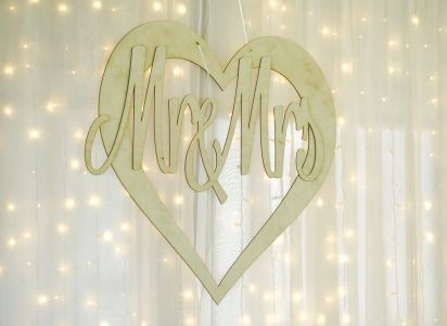 Mr and Mrs wooden sign, light backdrop, Bagolyvár, wedding