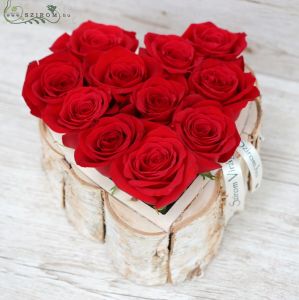 Wooden bark heart, with red roses  (24 cm , 11 stems)