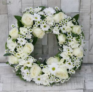 fehér krizantémos, rózsás koszorú (45cm, 33szál)