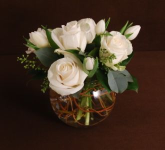 Weißen Rosen und Tulpen in einer Glaskugel (10 Stämme)