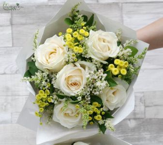 Runder Strauß mit 5 Rosen, 9 kleinen Blumen