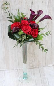 Rose bouquet with red roses, burgundy black callas, in vase (13 stems)