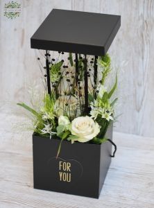 Moderne Schwarze Box mit Kremfarbige Blumen