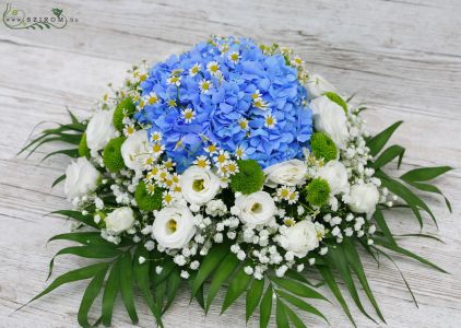 Főasztaldísz (hortenzia, liziantusz, krizantém, kamilla, fehér, kék), esküvő