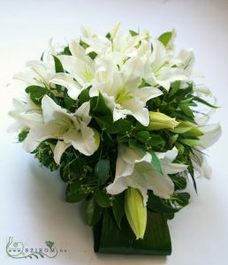 Main table centerpiece (lilies, white), wedding