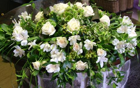 Main table centerpiece (roses, alstromeries, white), wedding