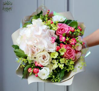Frische Blumenstrauß mit Hortensien, Rosen, Solomio Nelken
