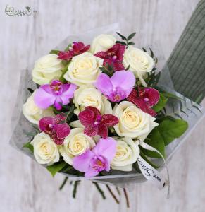 Gömbcsokor fehér rózsával, phalaenopsis orchideával (18 szál)