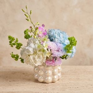 Perlmuttfarbene Vase mit Hortensie und Orchidee - original product photo with AI background