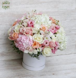 Blumenkasten mit Hortensien, Rosen und Orchideen (63 stiele)
