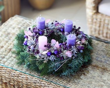 Adventi koszorú hagyományos rózsaszín - lila színvilágú, fenyős