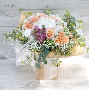 Strauss aus Hortenseen und Rosen in Papiervase (20St)