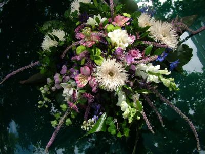 round car flower arrangement with meadow flowers (gerberas, alstromerias, delphiniums, veronicas, snapdragons, white, pink)