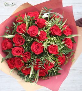 Runder Strauß mit roten Rosen und Blätter