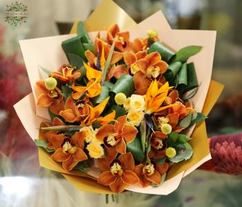 Kerek csokor Cymbidium orchideákkal és papagájvirággal (17+3 szál)