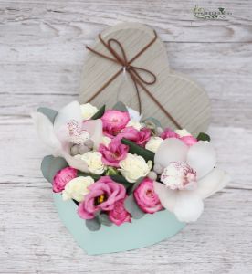 Kicsi szív dobozka orchideával, bokros rózsával, lizivel 