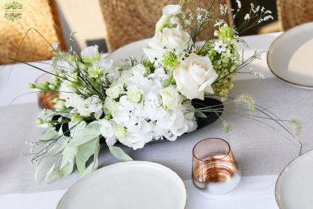 Kis esküvői asztaldísz félhold formában, ovális tálon (fehér, krém, hortenzia, rózsa, liziantusz, kála ornithogalum)