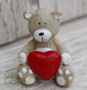 kis kerámia maci piros szívvel (4,5 cm)