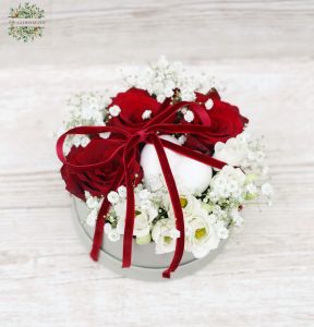 Kleine runde Rosenbox mit Gipsherz (3 Stiele + kleine Blüten)