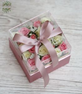 Kleine Würfelbox mit Spray-Mini-Rosen und Gypsophila