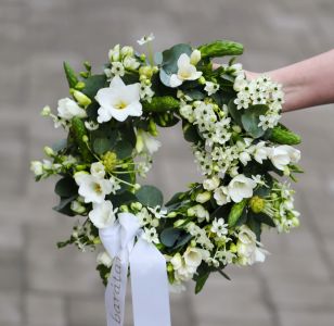 kleiner Kranz mit Freesien und Ornithogalum (25cm)