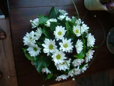 small bier arrangement of chrisanthemums (30 cm)