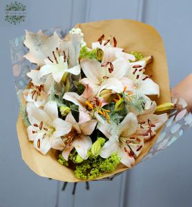 small lily bouquet with pastel autumn colors
