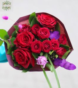 Kis vörös rózsa csokor bokros rózsával, tulipánnal (7 stems)