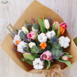 Vintage tulipáncsokor gyapotvirágokkal, apró virágokkal