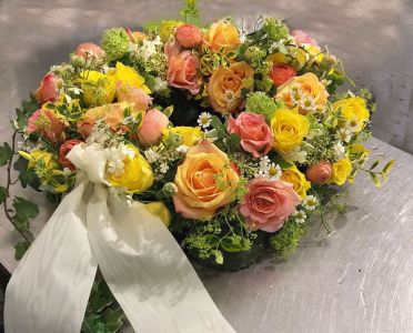 Kranz mit 30 Rosen, 10 Kamille (50cm)