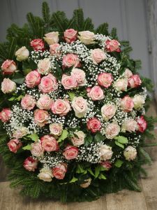 Stehende kranz mit 50 Rosen und Gypsophila