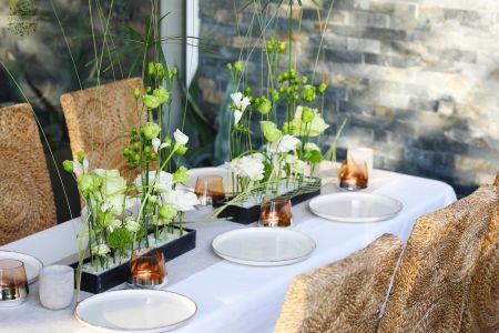 Luftig moderne Hochzeits-/Event-Tischdeko für lange Tafel 2 teilig (Grün, Weiß, Rose, Calla, Freesie, Lisianthus)
