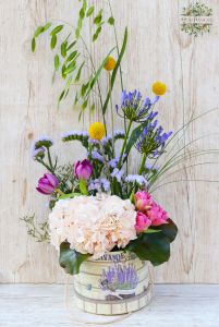 Lavendel-Zylinderbox mit Hortensien und seasonalen luftigen Blüten