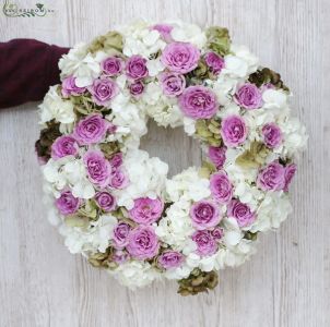 lila-fehér virágkoszorú hortenziából és bokros rózsából (45cm, 18szál)