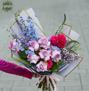 lila-rosa mondförmiger Strauß mit reflektierten Rosen (11 Rosen + 6 Stiele)