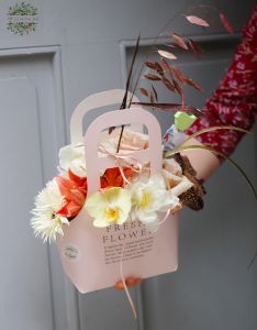 Papiertasche mit Lilien-, Tulpen- und Orchideen