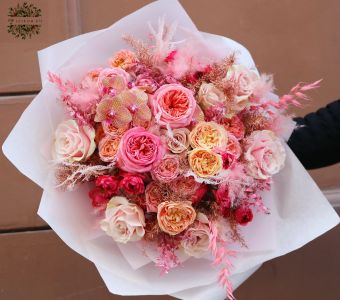 Traumhafter Brautstrauß aus rosafarbenem Bronzeschaum mit englischen Rosen und Orchideen