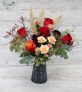 warmefarbene Blumen in Blechkanne (13 St)